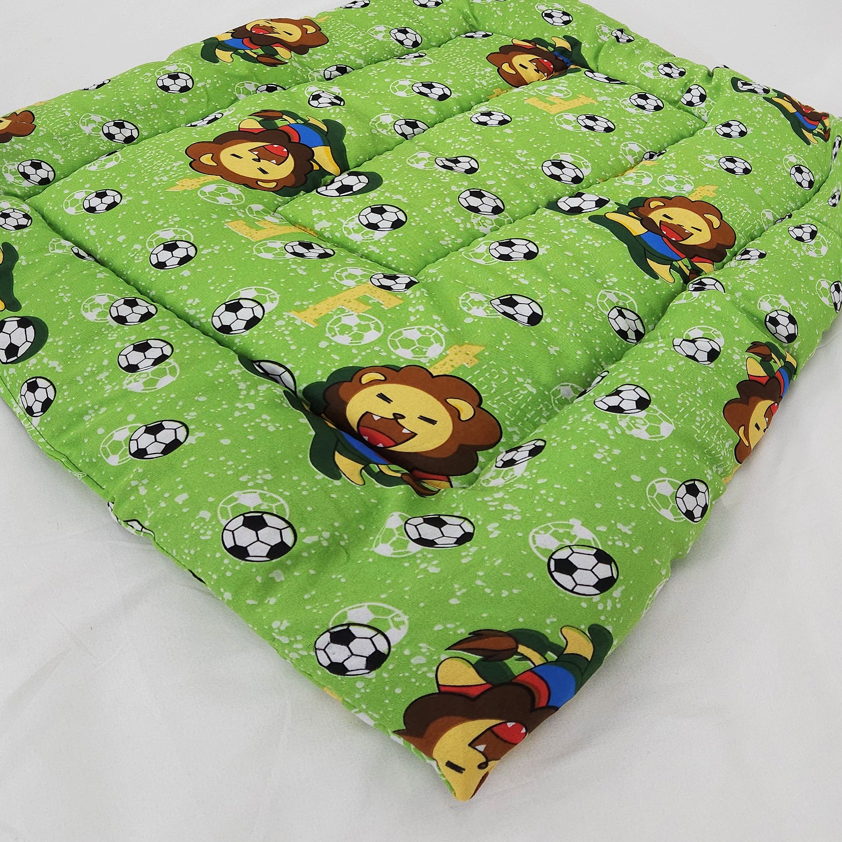Tapete Estampado Y Acolchado Transportadora Para Mascota Leon Futbolista